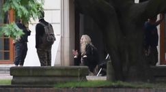 Joanna Liszowska pali papierosa na chodniku 