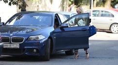 Monika Olejnik wsiada do niebieskiego BMW