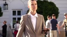 Wystylizowana Kasia Struss spaceruje po Warszawie