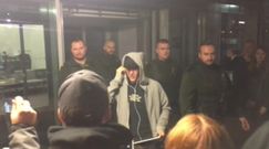 Justin Bieber wychodzi z lotniska w Krakowie 