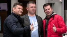 Uśmiechnięty Zenek Martyniuk rozdaje autografy w TVP