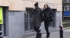 Zmartwiony Radzimir Dębski spaceruje z dziewczyną