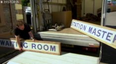 Odkupili stare tablice ze stacji kolejowej. Na ich odnowienie mają oryginalny pomysł 