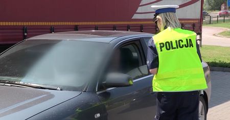 Skończył manewr daleko za linią ciągłą. Wszystko nagrała kamera
