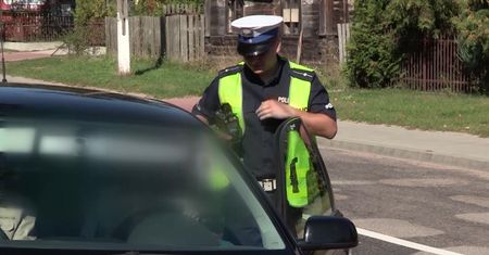 Zwrócił uwagę na sprzęt policjantów. Myślał, że zwrócą mu pieniądze