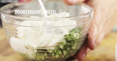 Greckie smaki. Smażony ser halloumi z sosem tzatziki
