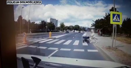 Lubin. Motocyklista wjechał w wózek z dzieckiem
