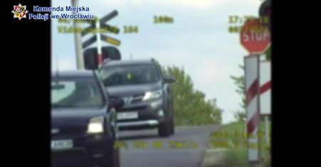 Dolnośląskie. Policja z Wrocławia pokazała nagranie z przejazdu w Nowej Wsi Kąckiej