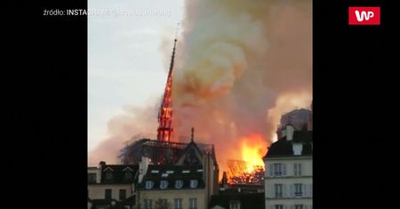 Moment upadku iglicy na Notre Dame