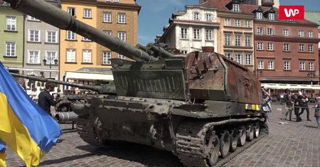 Zniszczony rosyjski sprzęt na placu Zamkowym. "Armia rosyjska może przybyć do Europy tylko jako eksponat"