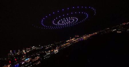 Co za widowisko! Rój 160 dronów nad Warszawą