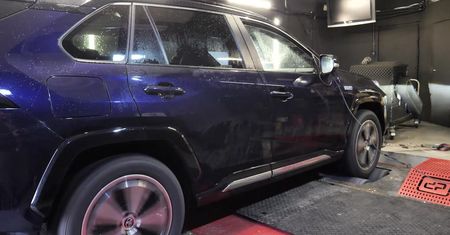 Test: Toyota RAV4 – czy hybryda plug-in traci moc po rozładowaniu?