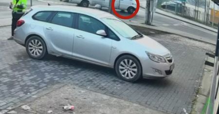Wjechał na rondo, zgubił pasażerkę. Jest wideo