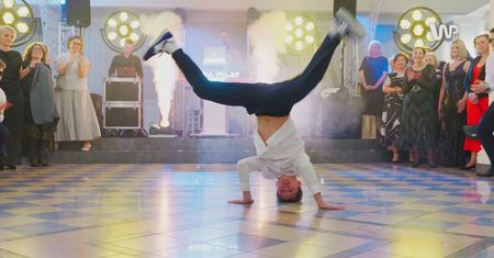 Taniec nauczycielki to hit studniówki. Wylądowała na ramionach uczniów