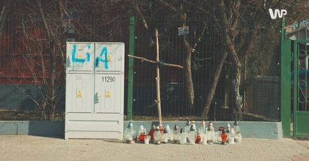Znicze pod domem Krzysztofa Kononowicza. Tak żegna go Białystok
