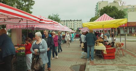Sprawdziliśmy ceny na targowisku. "Kiedyś najtańsze owoce w sezonie, teraz nie każdy może sobie pozwolić"