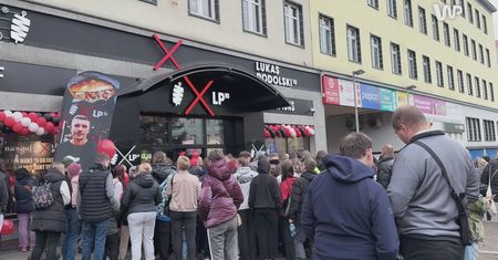 Tłumy ruszyły po kebaby Podolskiego. Byliśmy na otwarciu