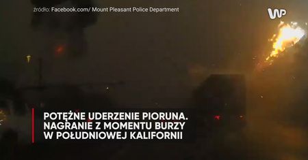Ogień, iskry i ciemność. Moment uderzenia pioruna nagrany w USA