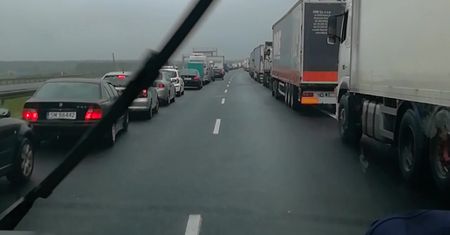 Kutno. Korytarz życia. Policja chwali kierowców i pokazuje nagranie