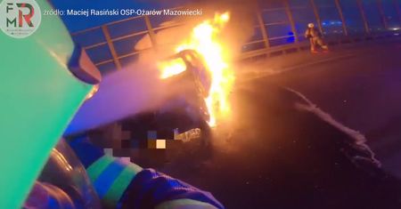 Ożarów Mazowiecki. Pożar auta na węźle autostrady. W internecie pojawiło się nagranie strażaków z akcji