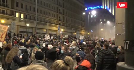 Gigantyczny protest pod TVP. Nagle wyjęła telefon i... tłum oszalał