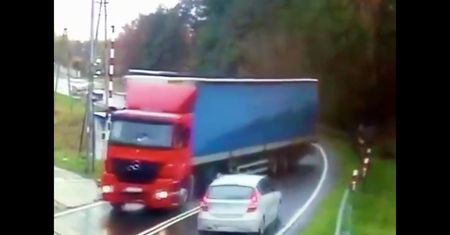 Bugaj. Chwile grozy na DK42. Tir niemal zmiótł osobówkę