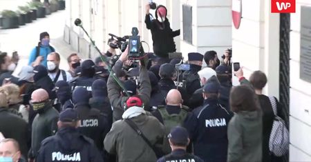 Strajk Kobiet. Protesty w Warszawie. "Faszyści, policja - jedna koalicja"