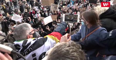 Strajk Kobiet w Warszawie. Obezwładniono starszą kobietę. Policja nie reagowała