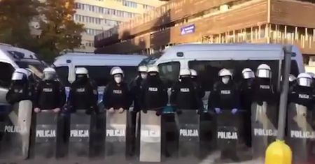 Protesty w Warszawie. Policja otoczyła Nowogrodzką
