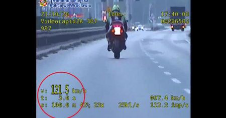 Motocyklista przekroczył prędkość o 71 km/h i uciekał przed policją