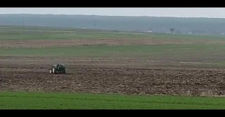 Lubulskie. Rolnik goni traktor