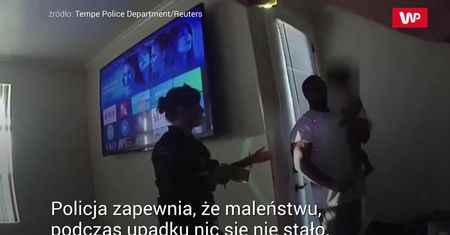 Trzymał na rękach roczne dziecko. Fatalna decyzja policjantów