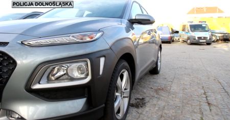 55 nowych radiowozów dolnośląskiej policji. Uwagę zwracają nieoznakowane vw i hyundaie