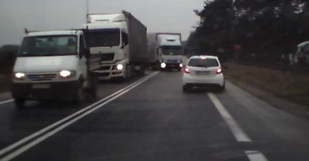 O włos od tragedii w Skorzowie. Ciężarówka wyprzedzała na podwójnej ciągłej
