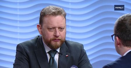 Samoloty z Azji lądują w Warszawie. Luka w systemie? Minister zdrowia: nie może być jak w Korei