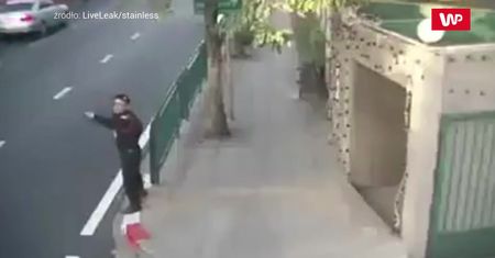 Prosto w policjanta. Taksówkarz nawet nie zwolnił