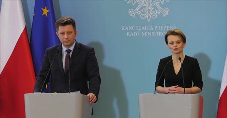 Koronawirus w Polsce. Emilewicz: Nie zamykamy sklepów. Firmy niech zlecą pracę zdalną