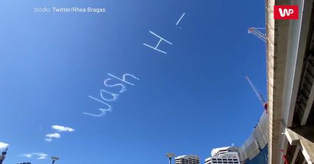 "Myjcie ręce". Niezwykła wiadomość na australijskim niebie