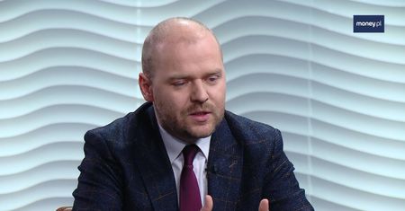 Zasiłek opiekuńczy dla dzieci starszych? Wiceminister tłumaczy
