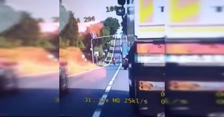 15 punktów karnych za wyprzedzanie. Motocyklista pokazał, jak je zdobyć