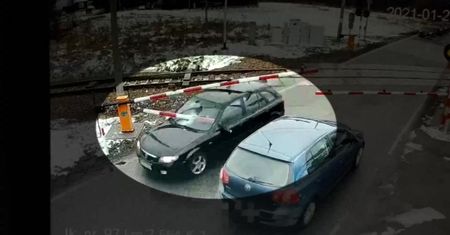 Podczas ucieczki staranował zapory kolejowe. Szlaban prawie go zabił