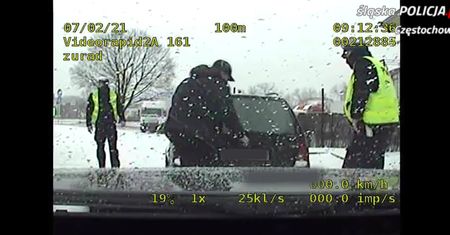 Pasażer w bagażniku, poszukiwany na tylnej kanapie. Policjanci mieli co robić