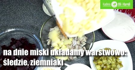 Kolorowa śledziowa sałatka. Smakuje nie tylko od święta