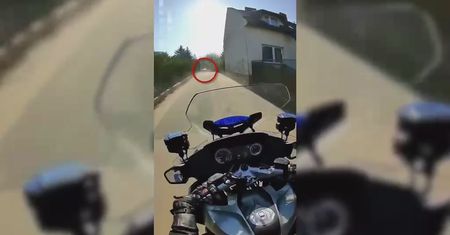 Policjant kazał się zatrzymać. Kierowca Saaba zaczął uciekać