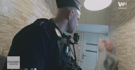 Z mieszkania dobiegały krzyki. Sprawdzili ojca. I wtedy wyszło