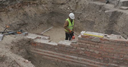 Archeolodzy odsłonili fragment murów. Znalezisko w pobliżu Pałacu Saskiego