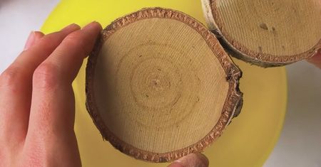 Wazon z kawałeczków drewna na żywe kwiaty. Nikt nie uwierzy, że to DIY