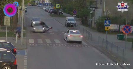 Nastolatki wjechały hulajnogą w Opla. Wstrząsające nagranie