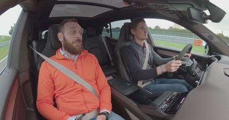 Pierwsza jazda elektrycznym Porsche Cayenne: tak jeździ ponad 1000 KM na torze... i w terenie!