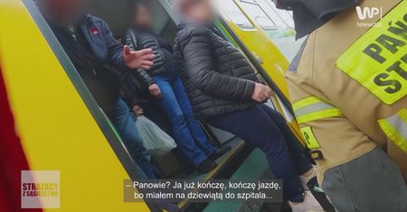Pociąg stanął w szczerym polu. Pasażer odmówił. "Raz na wozie, raz pod wozem"